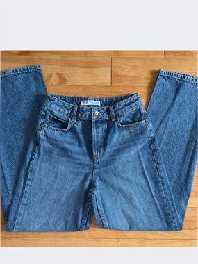 Zara high rise relaxed fit mid-blue jeans with multiple buttons closure